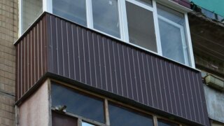 Обшивка балкона профнастилом