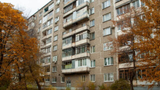 Остекление балконов и лоджий в брежневке