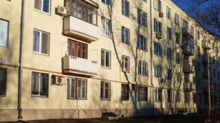 Остекление балконов и лоджий в пятиэтажке