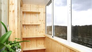 Отделка балкона деревянной вагонкой