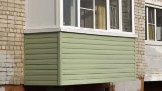 Отделка балкона сайдингом