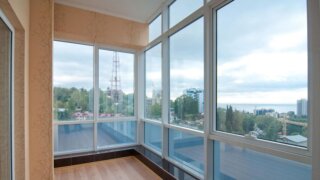 Витражное остекление балконов и лоджий